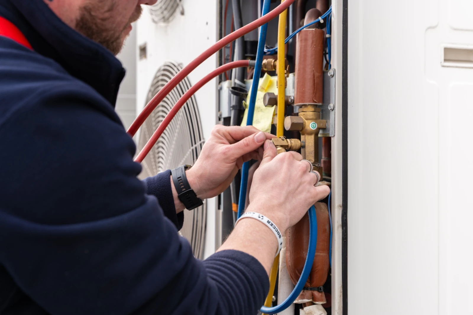 Anschluss von Kühlleitungen bei Klimatechnik Anlage