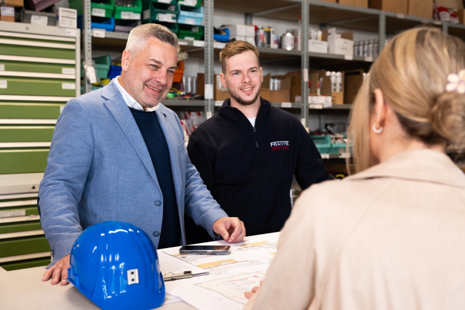 Beratungsgespräch im Bereich Gebäudetechnik mit Kunden