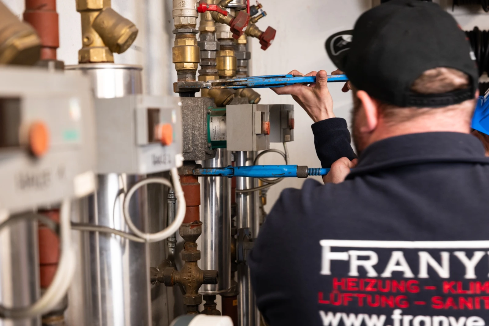 Installation von Heizungsrohren und Ventilen