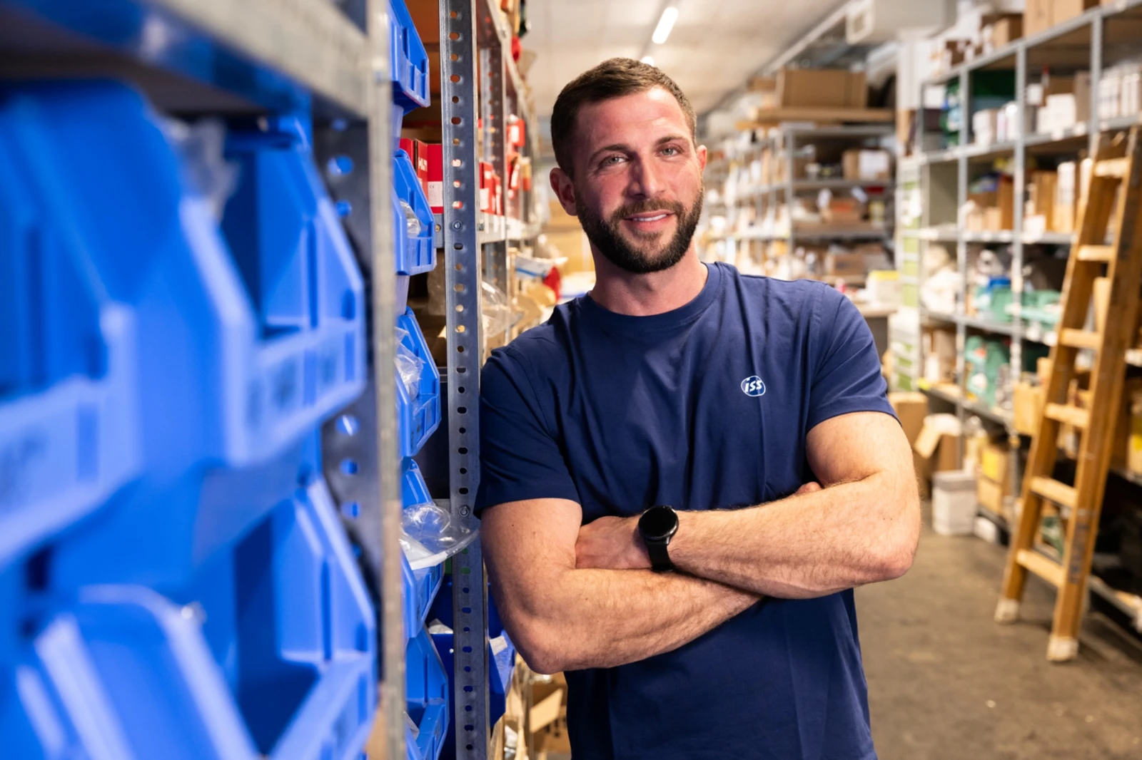 Mitarbeiter im Ersatzteillager eines Handwerksbetriebs