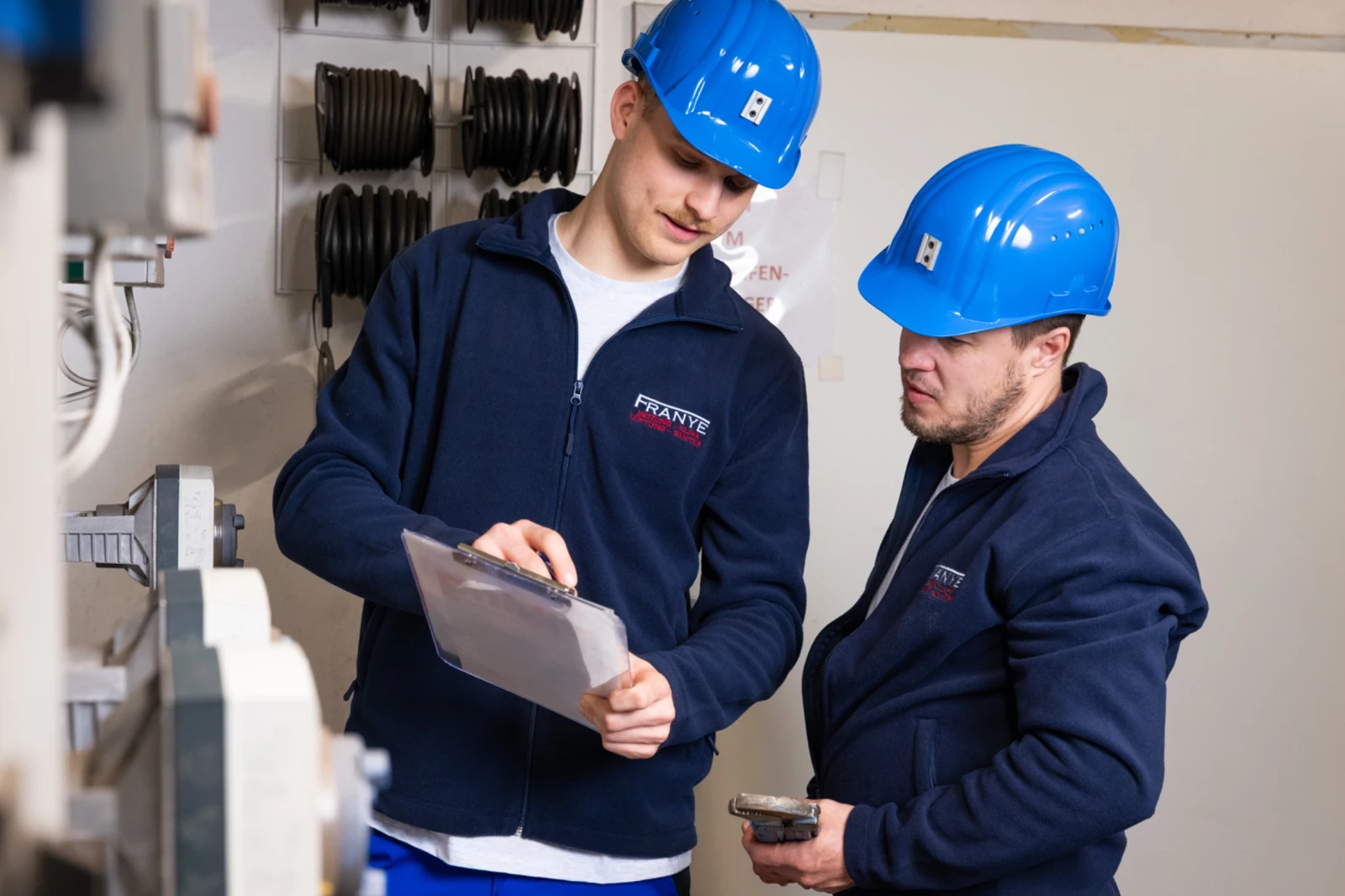 Techniker prüfen Checkliste bei Klimatechnik Service